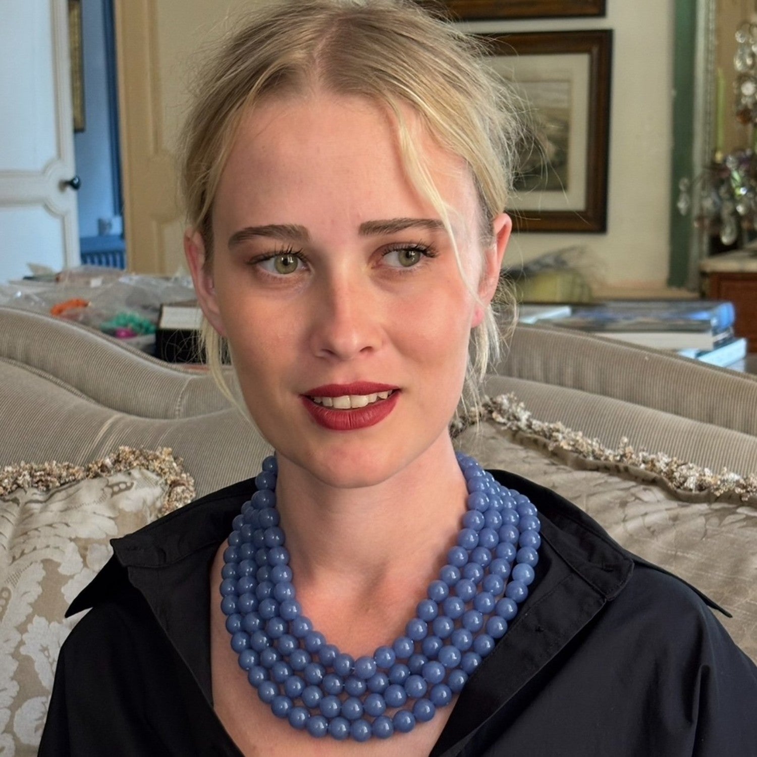 Collar Irena de cuatro hilos con cuentas de resina de ágata azul