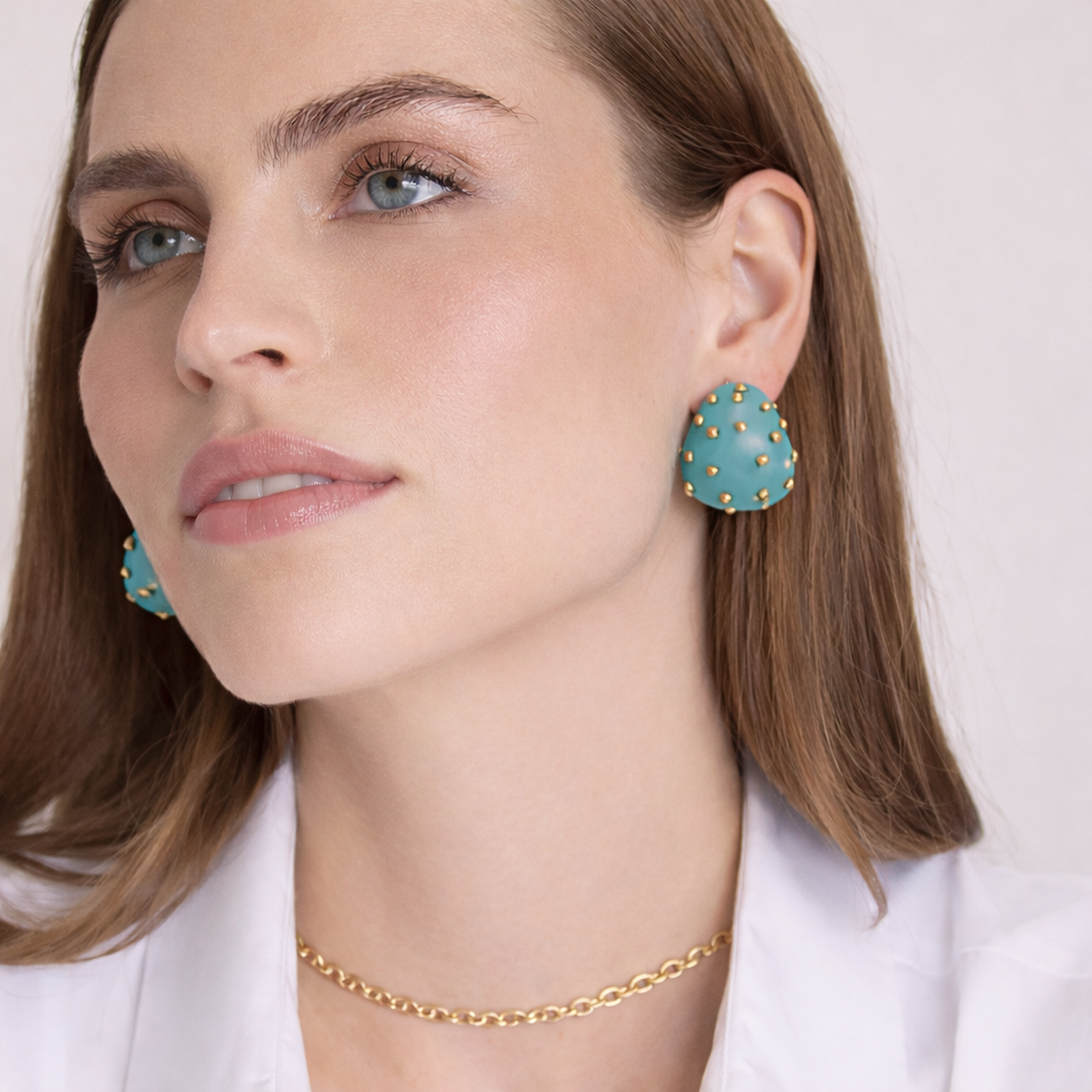 RESERVA Pendientes de aro perforados de resina con tachuelas de lavanda Maristella