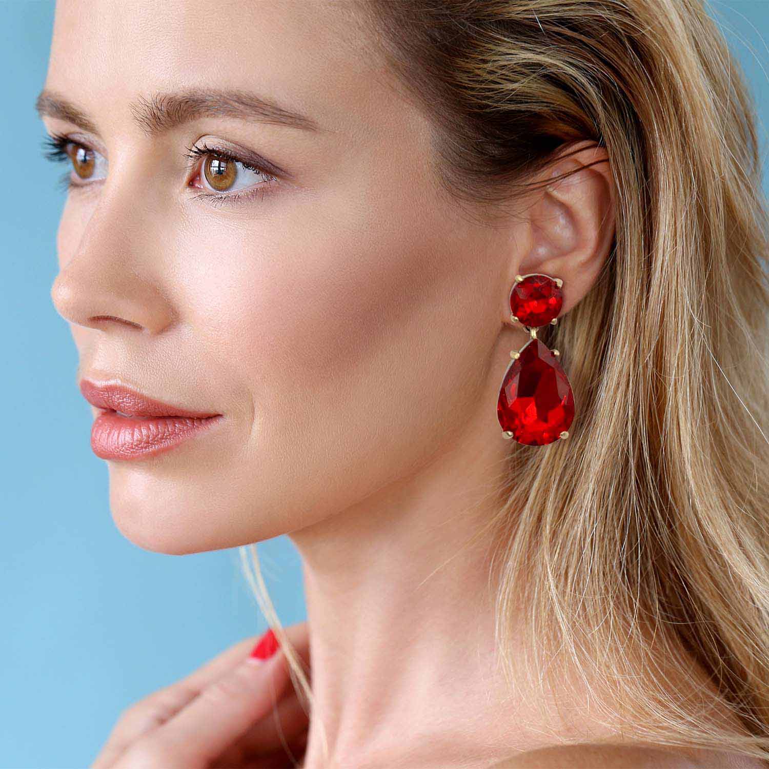 Pendientes Galatea de cristal rubí facetado en forma de pera, grandes, de latón con baño de oro