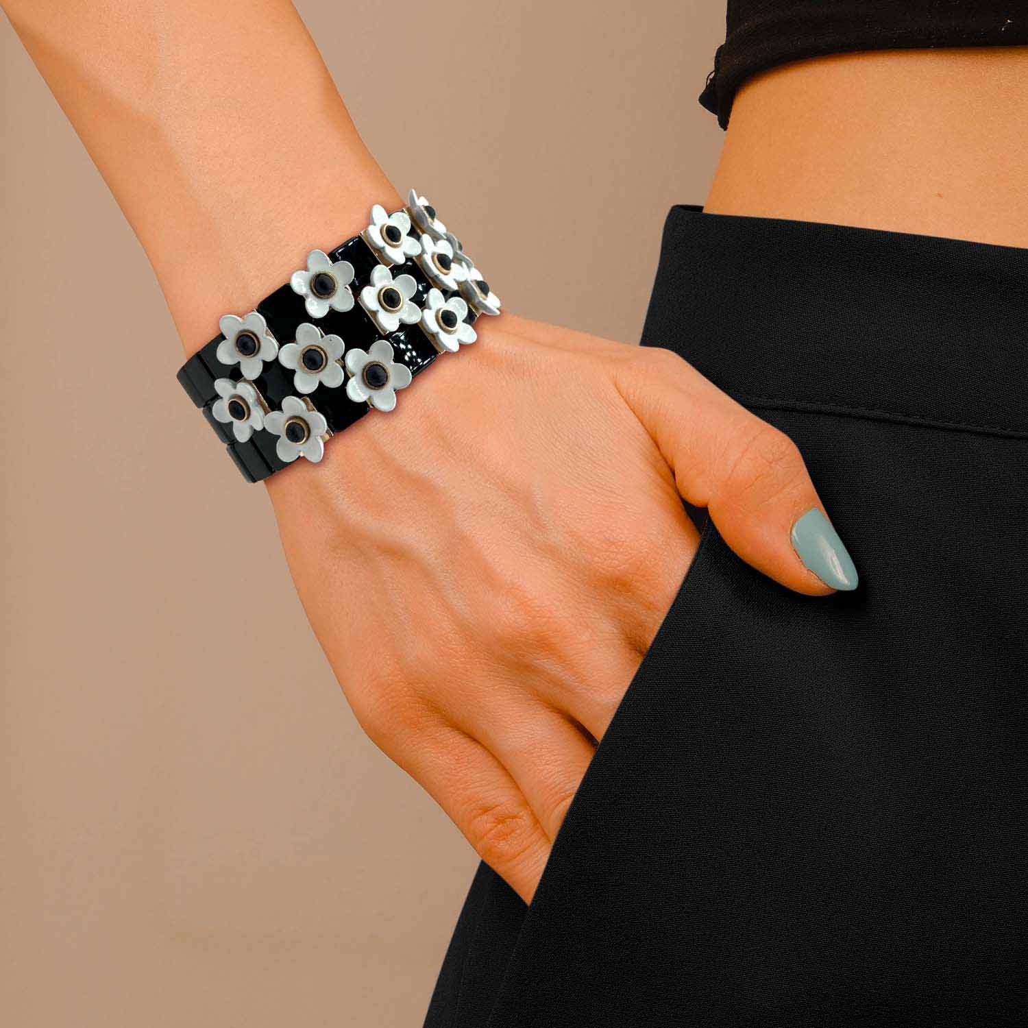 Grazia Black And White Floral Enamel Elasticized Bracelets