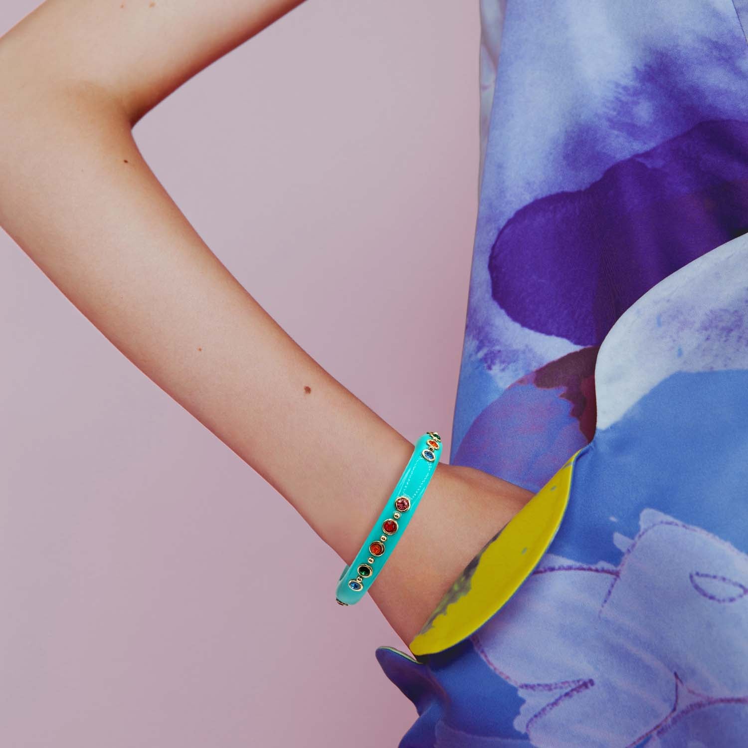 Brazalete de resina con tachuelas turquesas Felicia