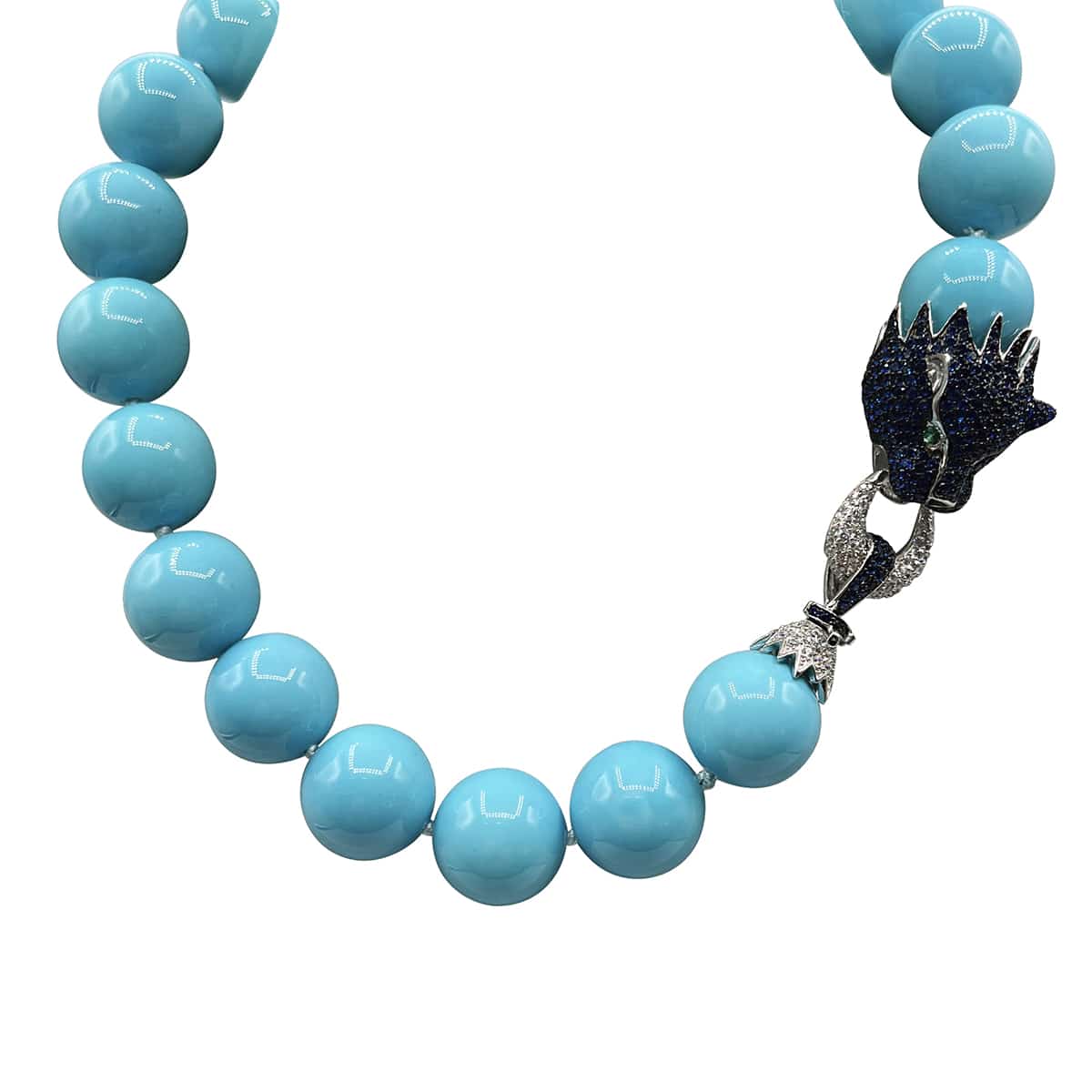 Collier en turquoise à base de coquillage avec fermoir lion en argent sterling et saphir