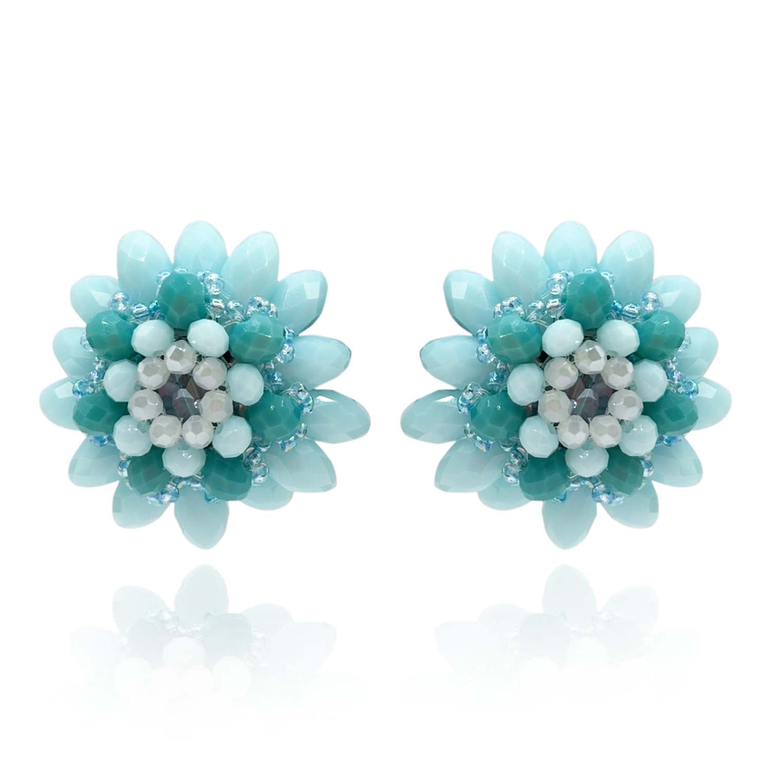 Pendiente de clip con cuentas de vidrio facetadas y botón azul claro Mirabelle