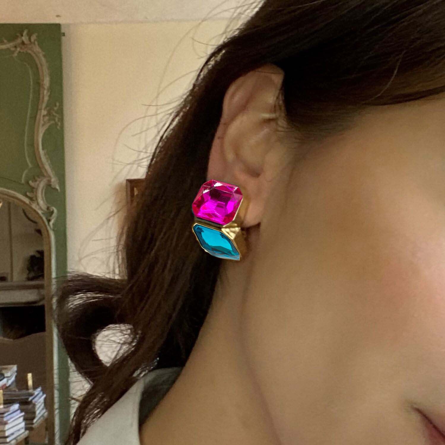 Pendientes de clip con doble piedra fucsia y azul pavo real de Loria