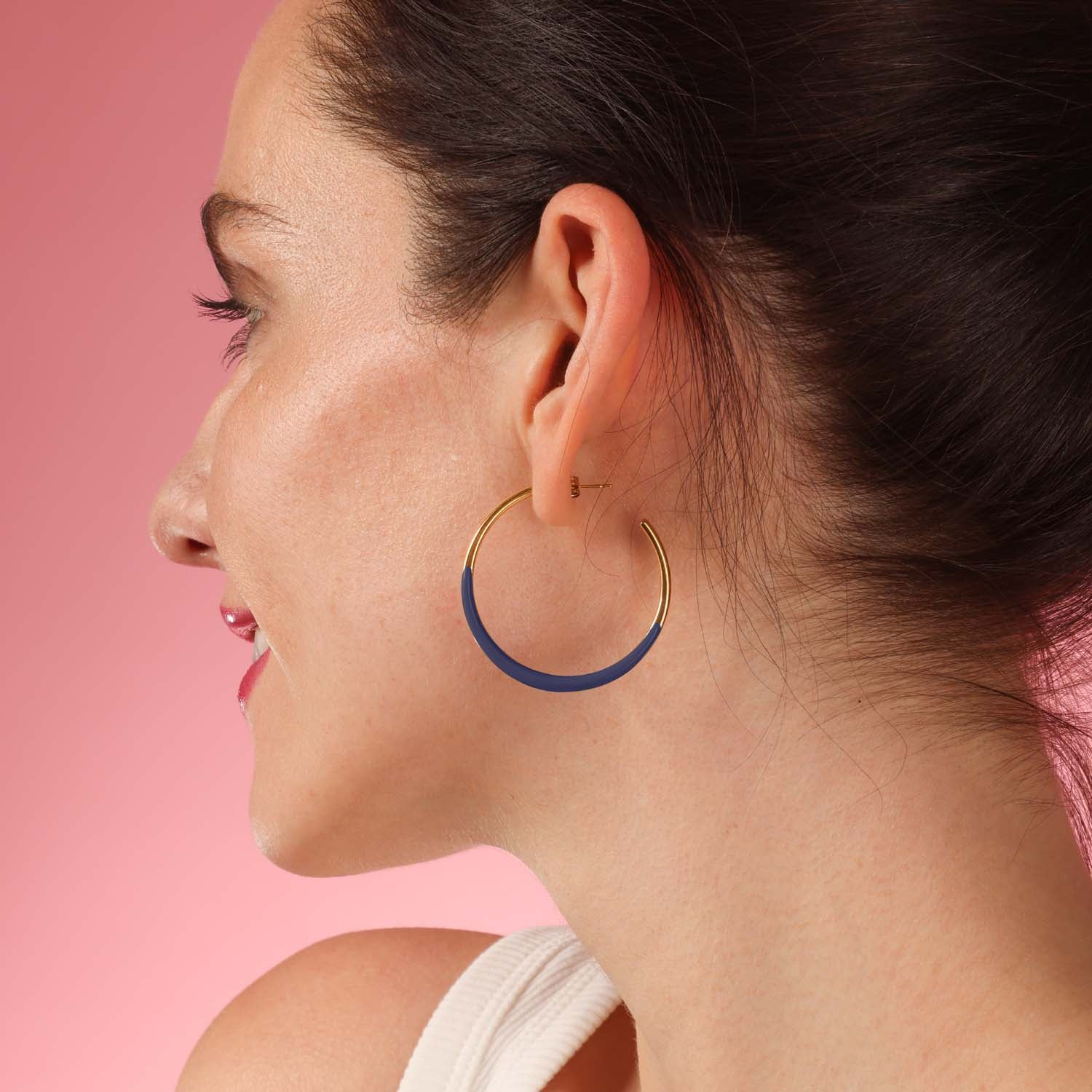 Pendientes de aro Madeleine con esmalte negro y dorado