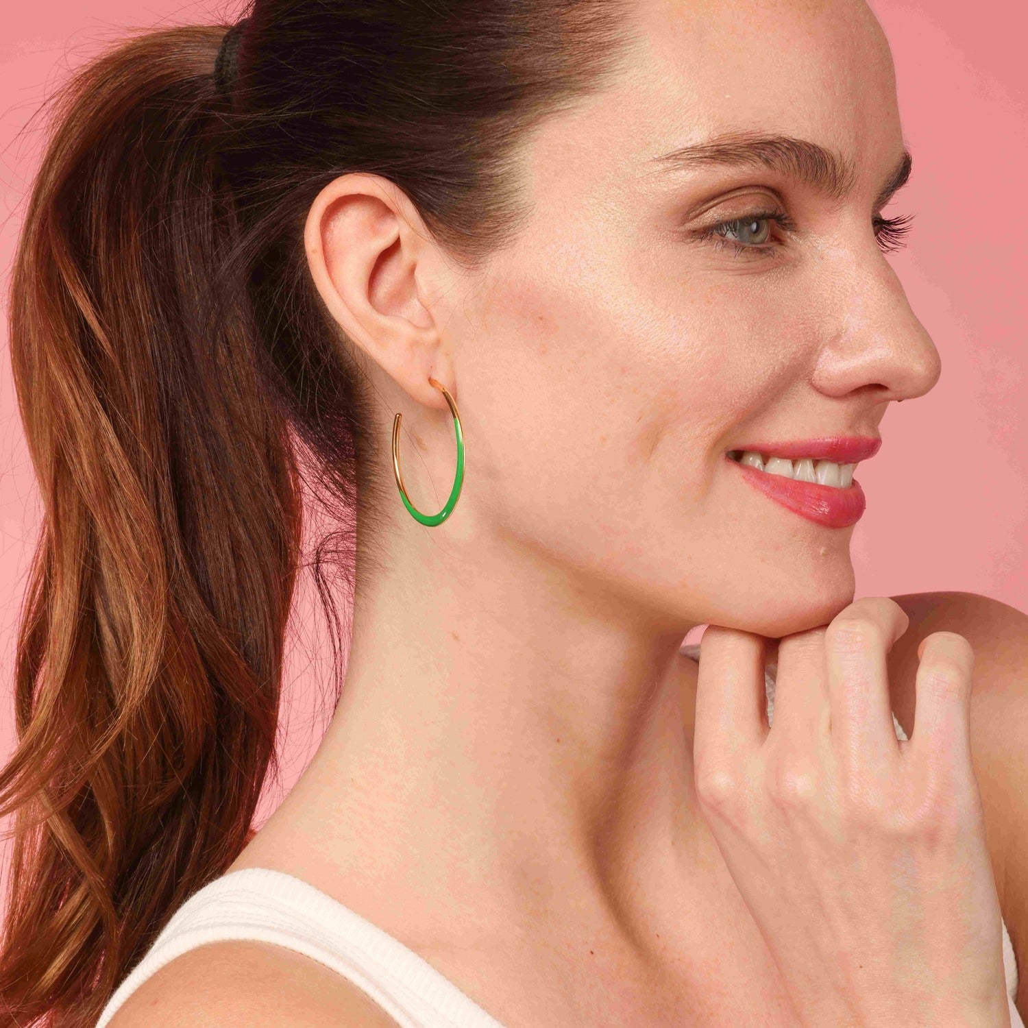 Aros Lynette dorados y esmaltados en verde