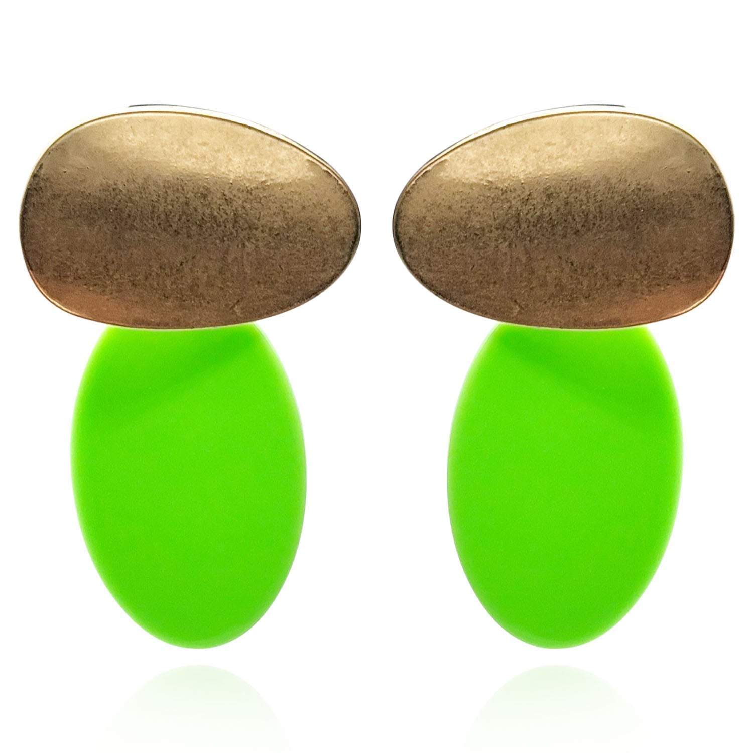 Pendientes colgantes de resina perforada en oro y verde lima de Chiara Worn