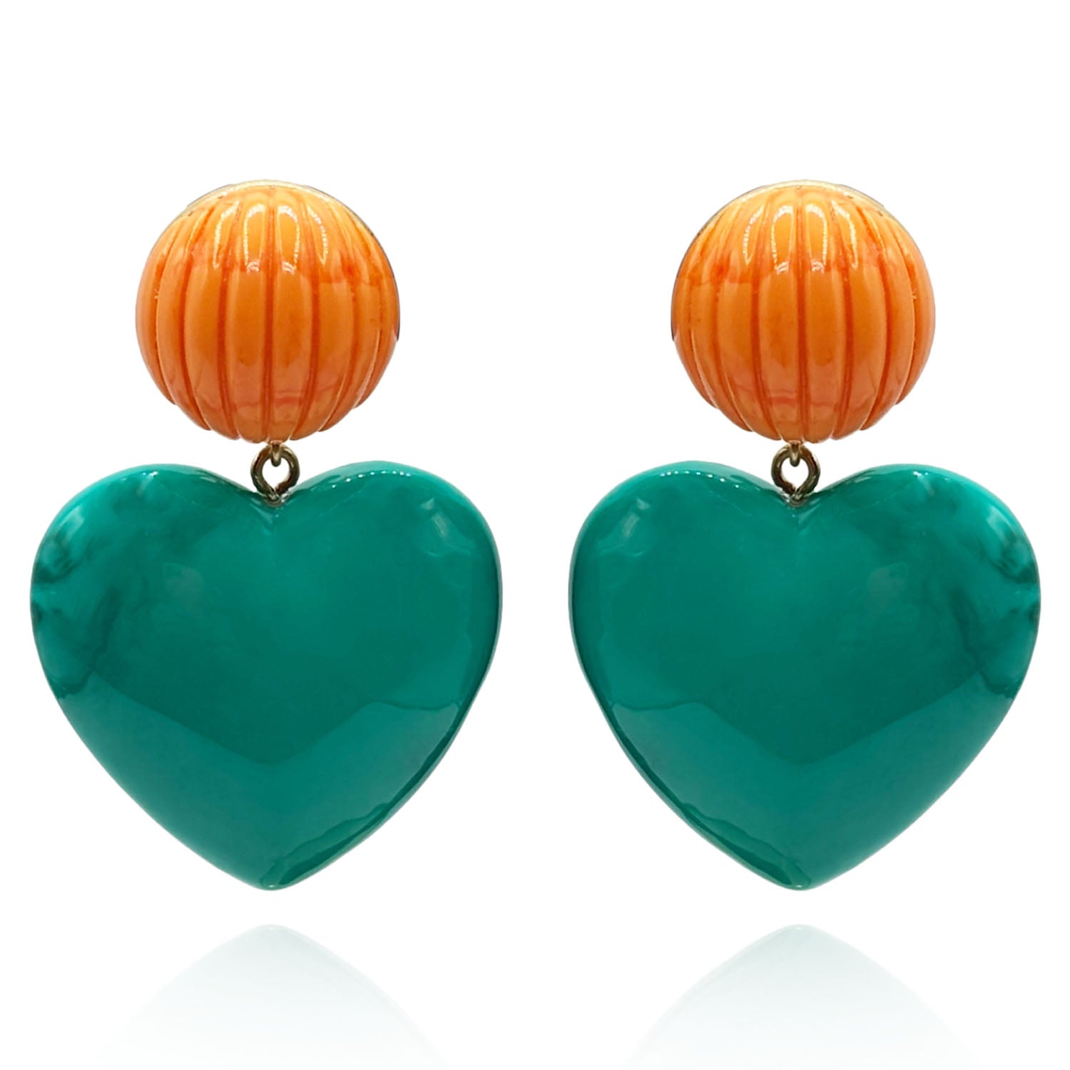 Corazón de resina de coral tallada con gota de jade