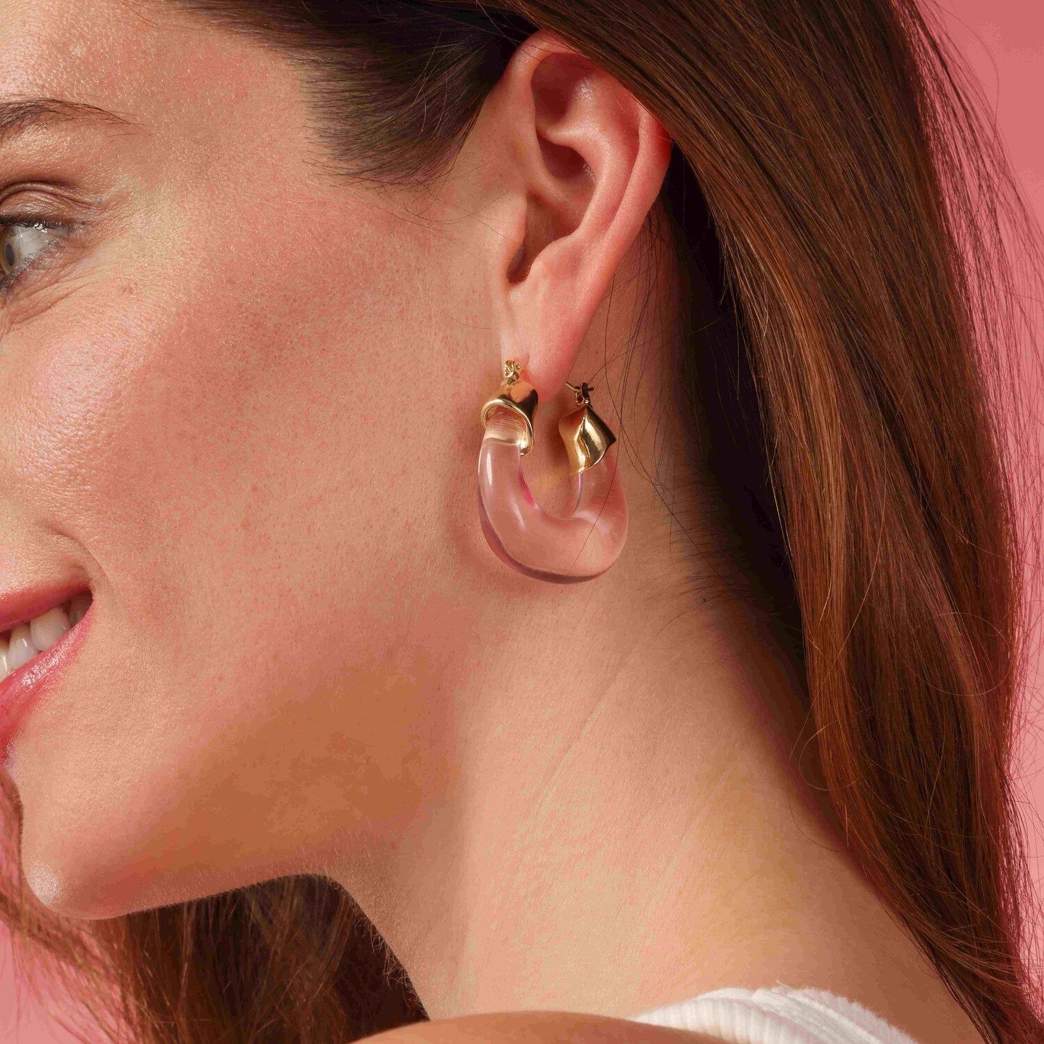 Pendientes de aro Maeve de resina rosa transparente y oro