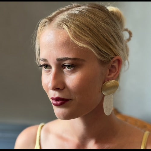 Pendientes colgantes de resina perforada de oro y nácar de Chiara Worn