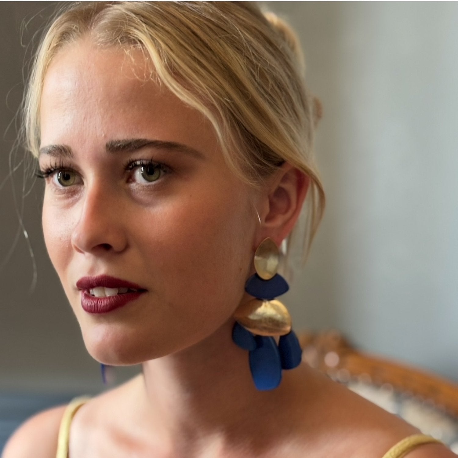 Pendientes Danielle de resina lapislázuli y oro desgastado