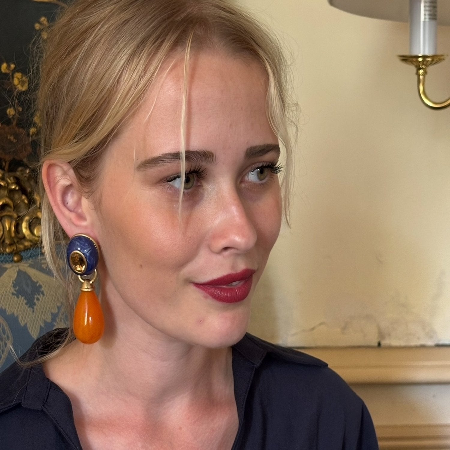 Pendientes extraíbles perforados de resina azul marino y naranja de Charlotte