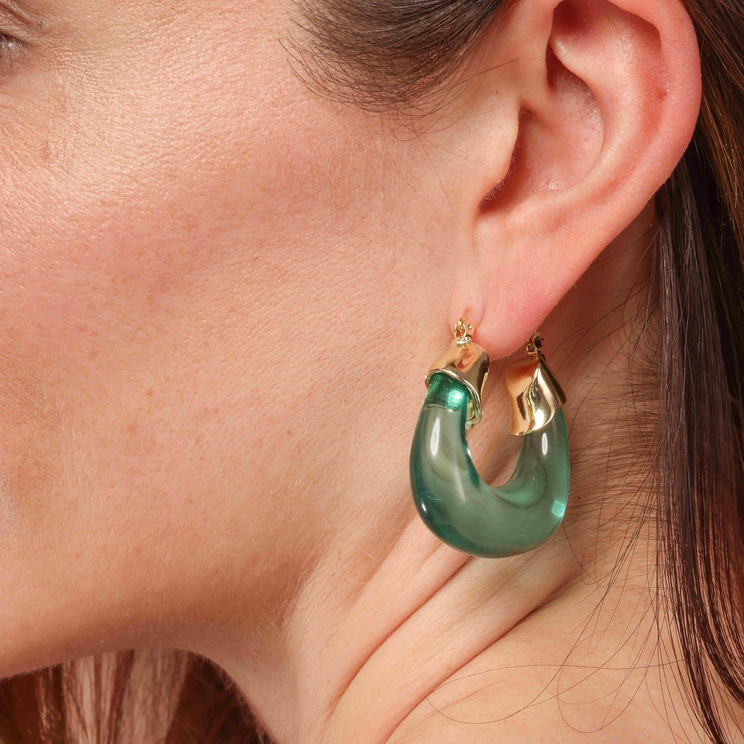 Pendientes de aro Mafalda de resina azul verdoso transparente y dorado