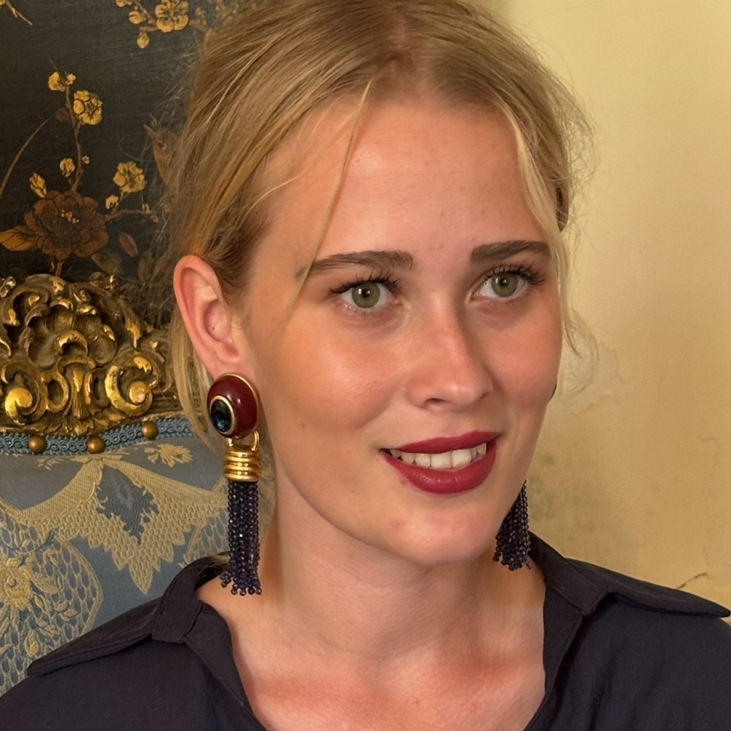 Pendientes Grace de resina de chocolate con gota extraíble de cristal facetado de zafiro