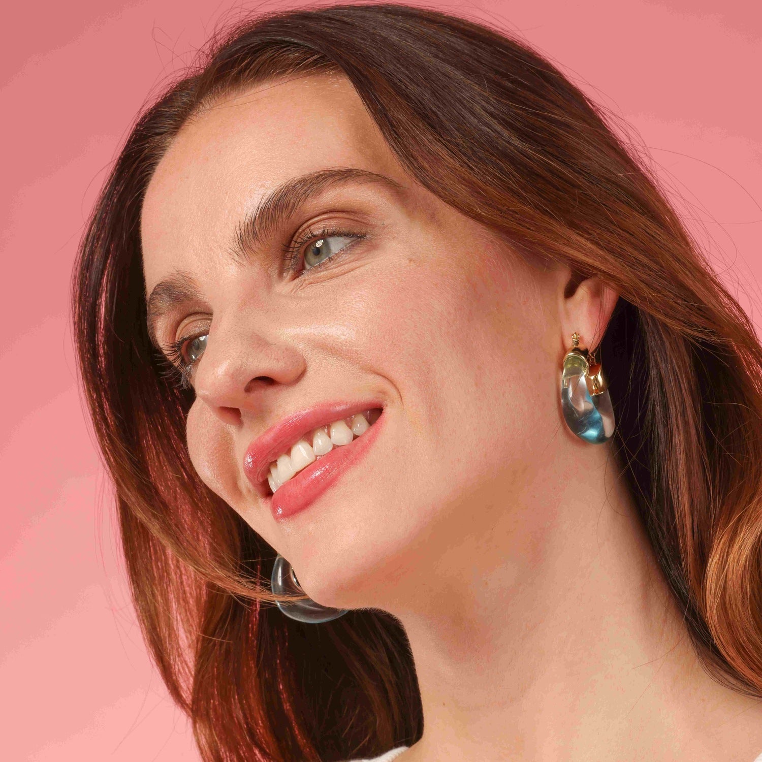 Pendientes de aro Magali de resina transparente color aguamarina y oro