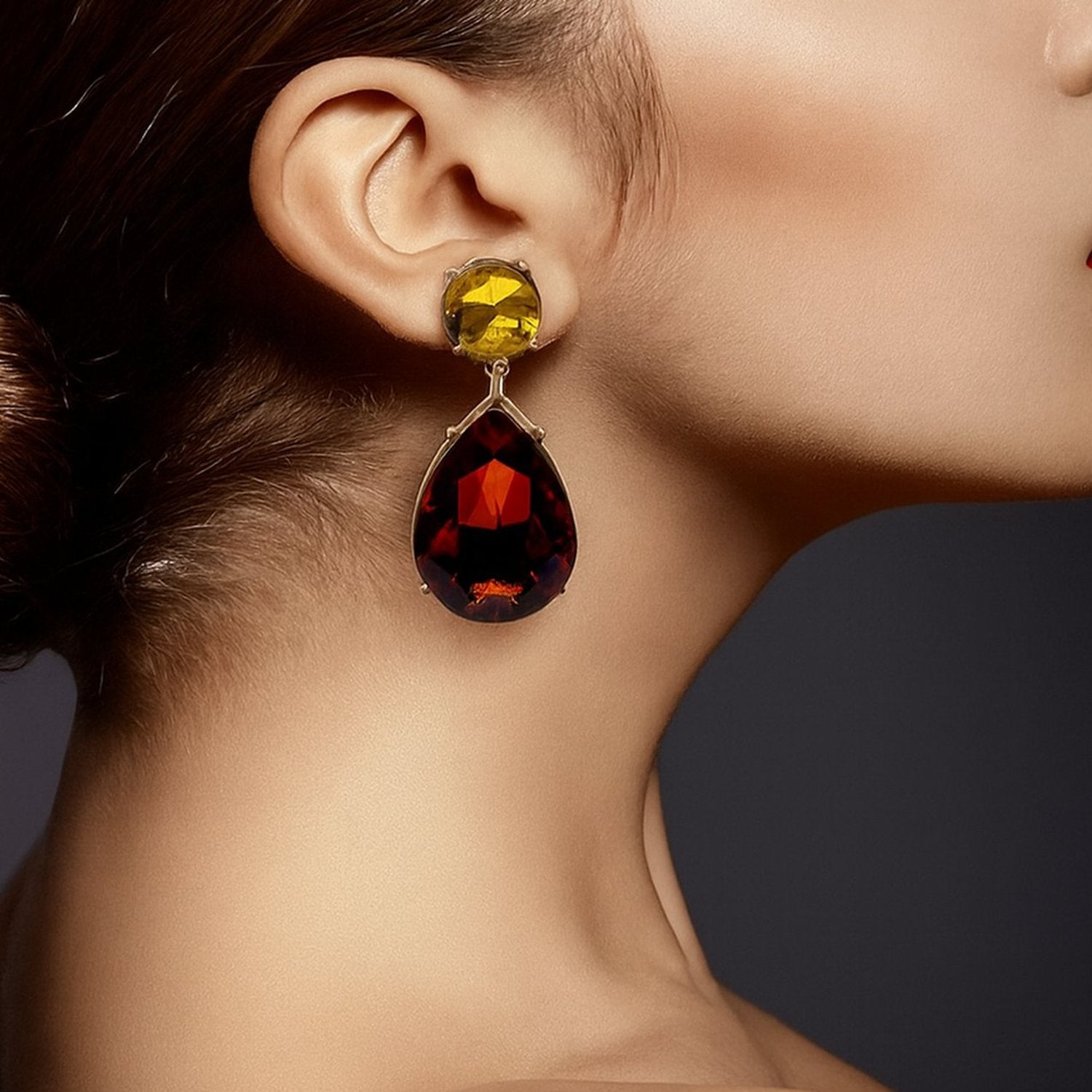 Pendientes con clip en forma de pera de topacio claro y topacio oscuro de Marina