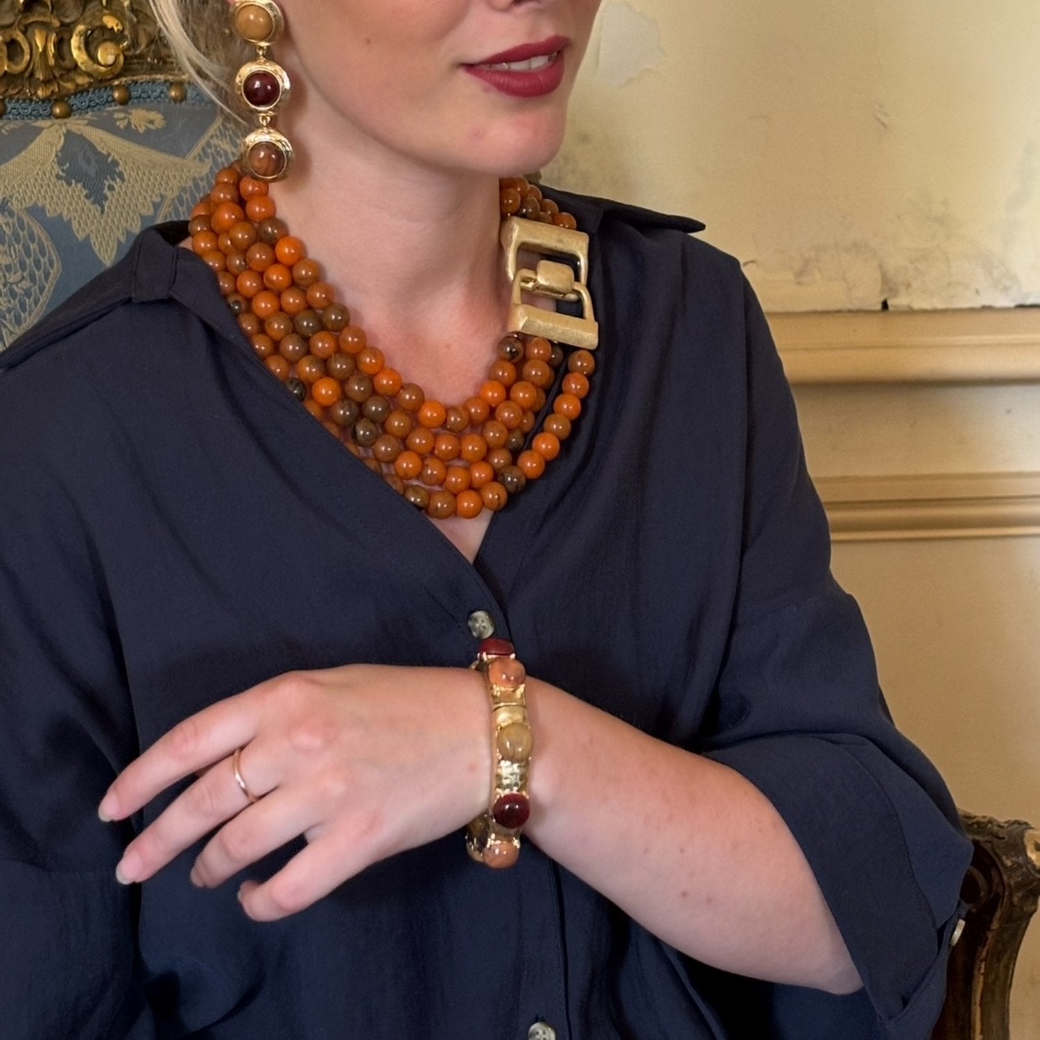 Pendientes Violetta de tres piedras de cornalina y resina ámbar