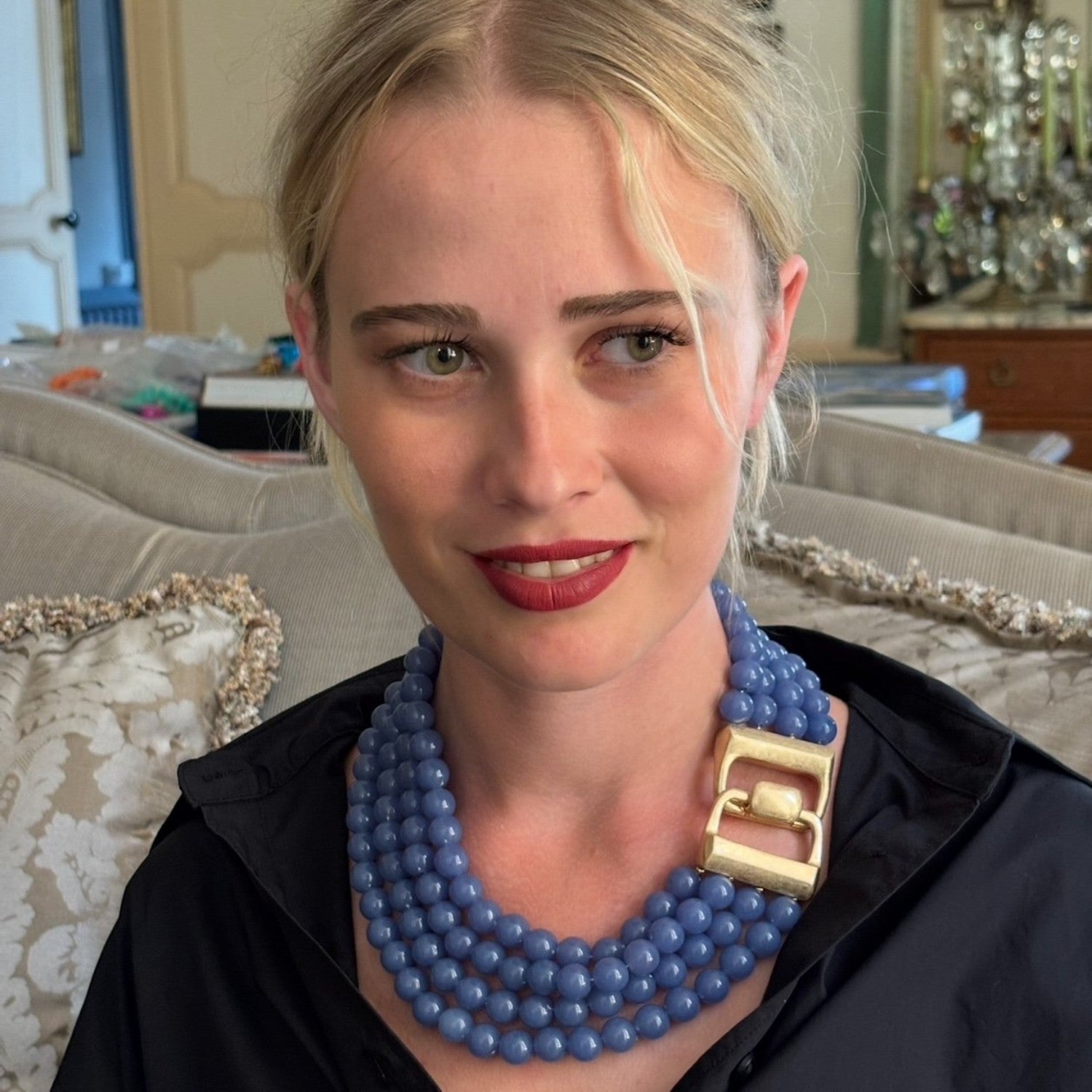 Collar Irena de cuatro hilos con cuentas de resina de ágata azul