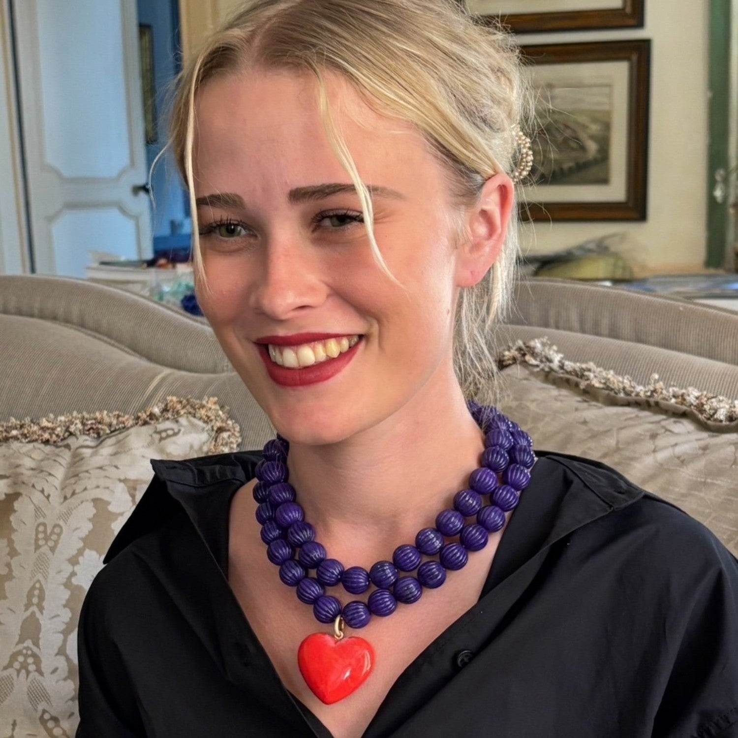 Collar de cuentas de amatista talladas Amour con colgante de corazón de resina coral