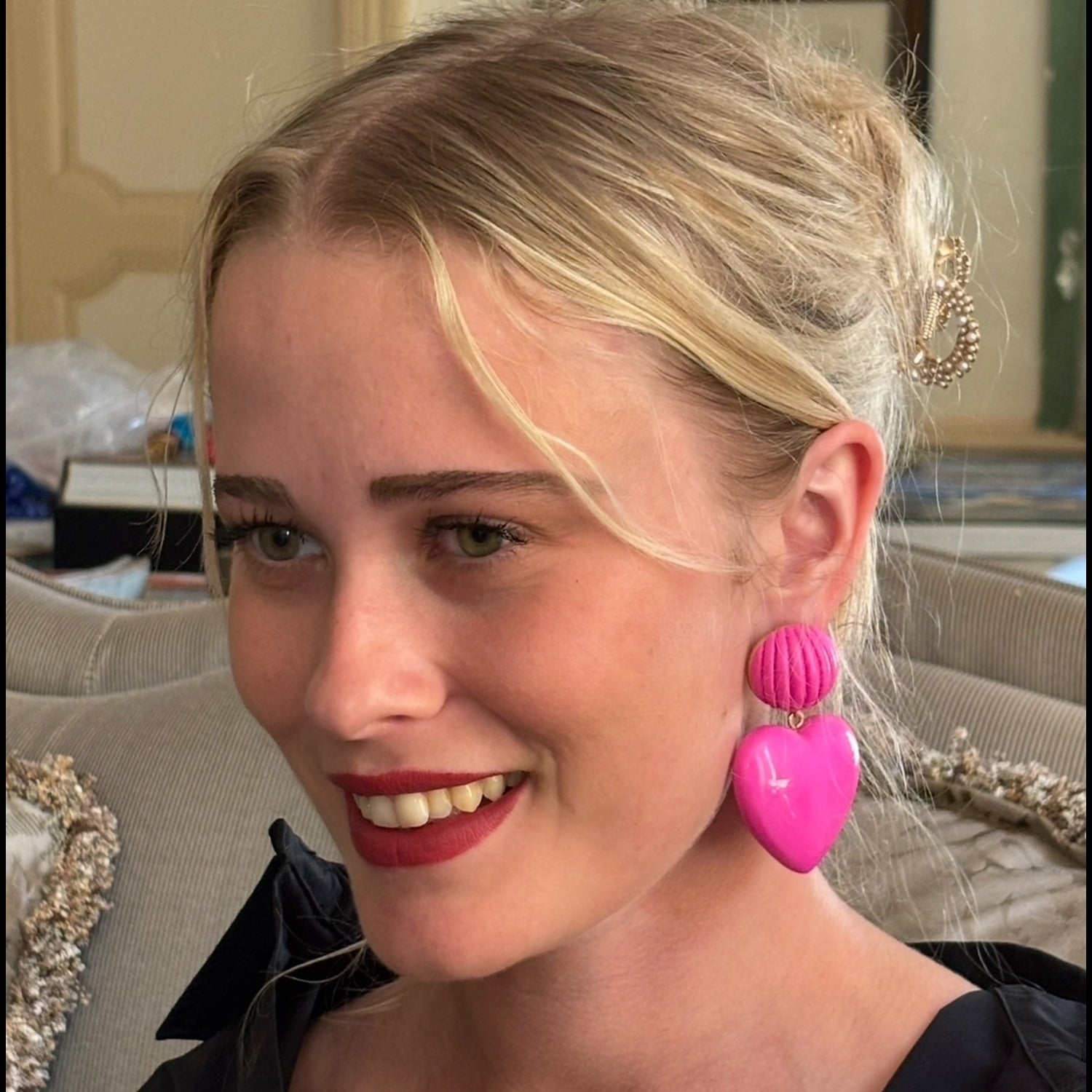 Pendientes colgantes de corazón de resina fucsia tallada Amour