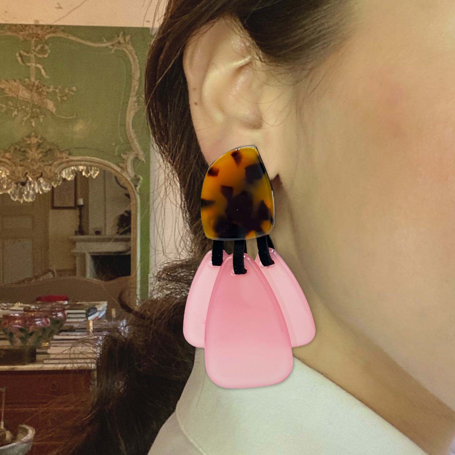 Pendientes de resina de tortuga Lorraine con gotas de resina rosa pálido