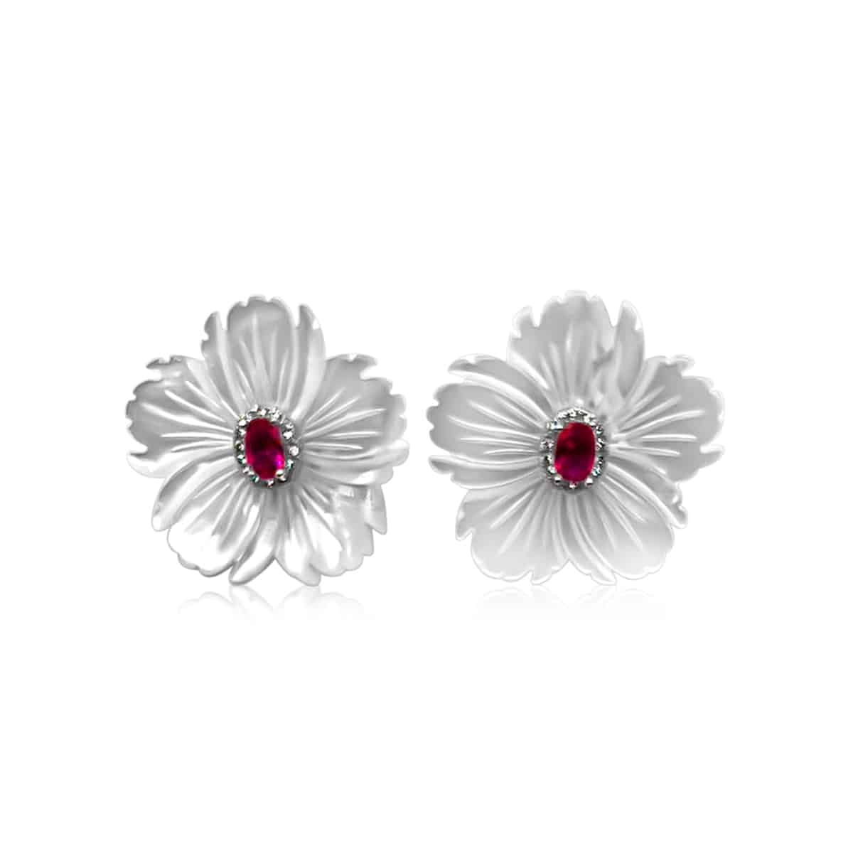 Bouton floral sculpté en nacre avec centre en rubis