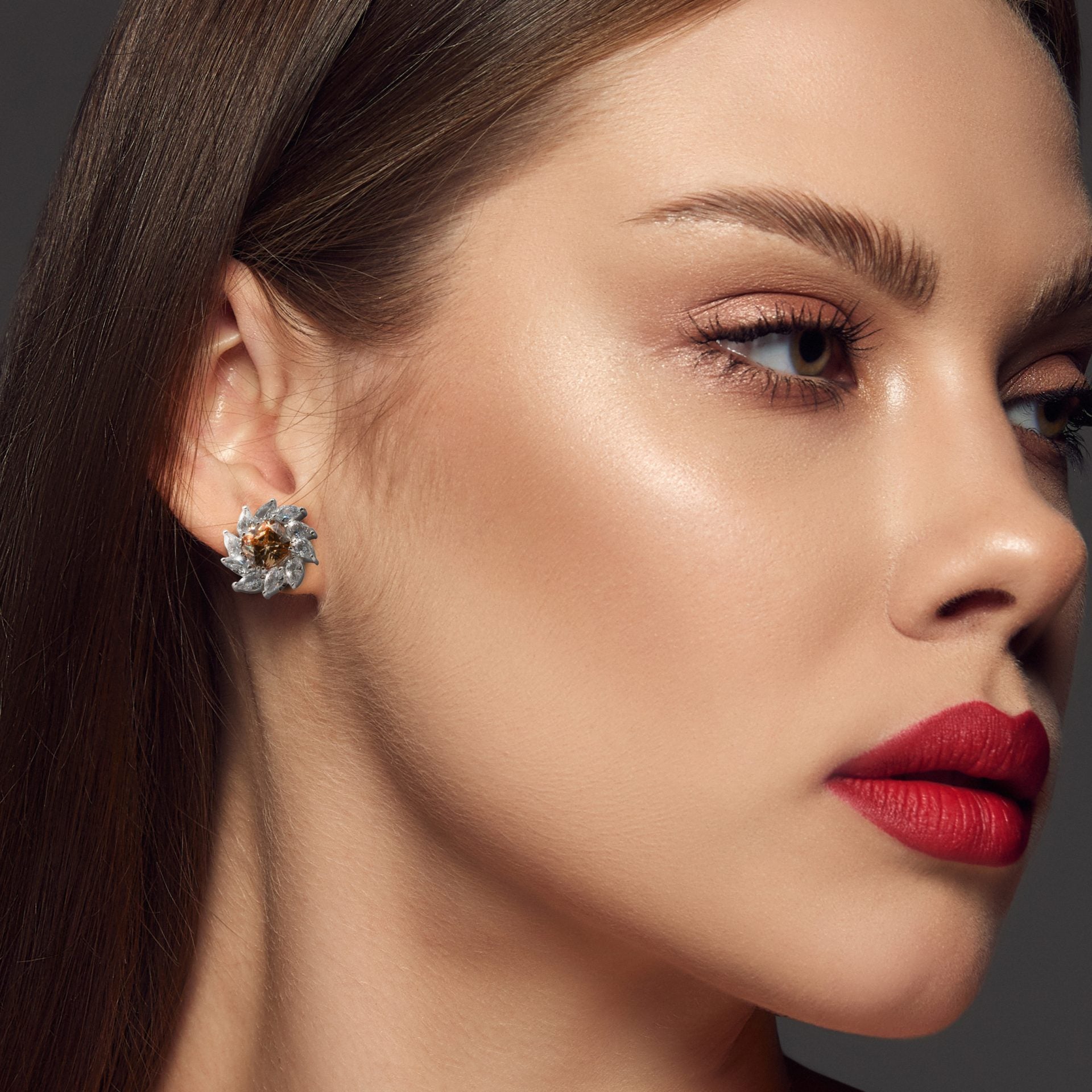 Pendientes de clip Benedeta de esmeralda y diamantes en plata de ley | Joyería elegante y llamativa