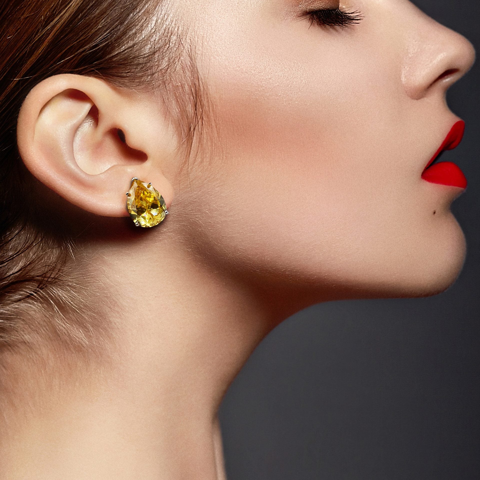 Pendientes de clip Daphne con circonitas cúbicas transparentes en forma de pera