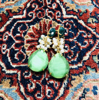 Boucles d'oreilles pendantes œil de chat vert et perles d'eau douce