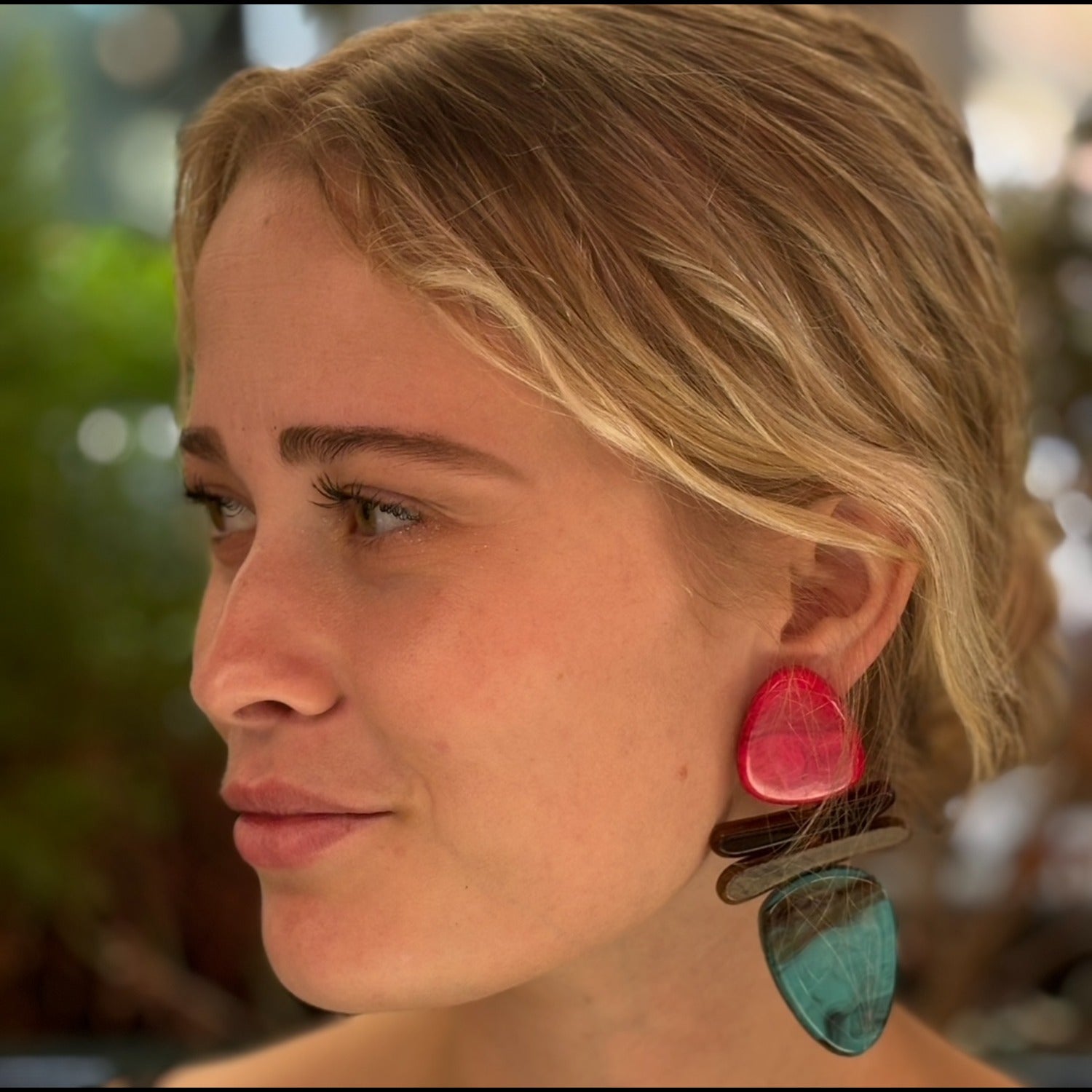 Pendientes de resina con forma de gota de Penélope Luisa en fucsia, carey y turquesa