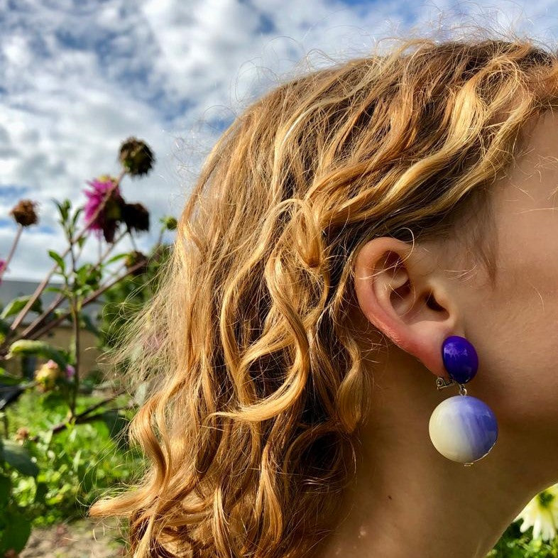 Boucles d'oreilles à clip en résine italienne violette et blanche