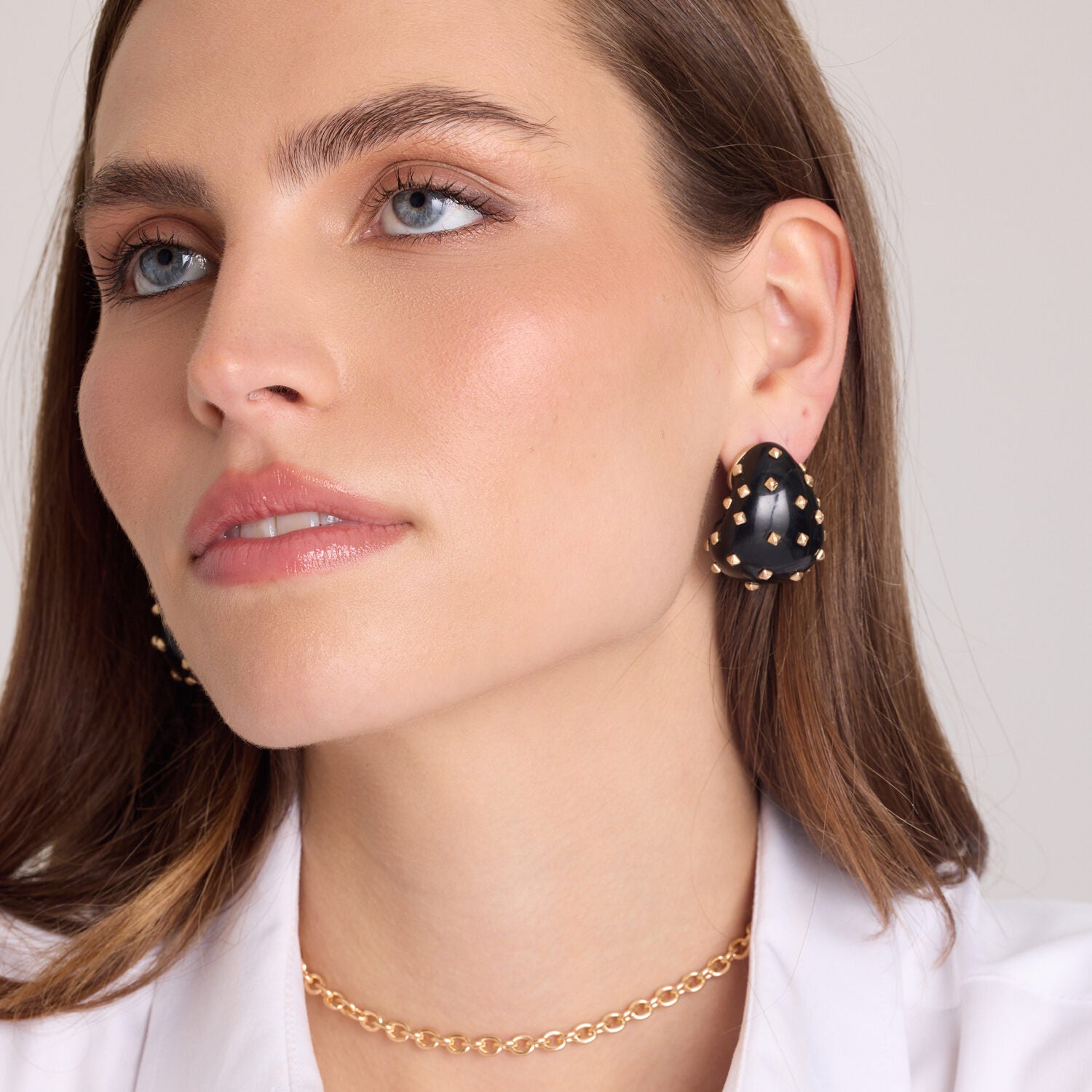 RESERVA Pendientes de aro perforados de resina con tachuelas negras Maristella