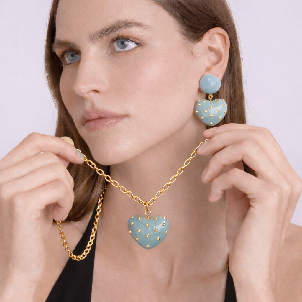 RESERVA Pendientes colgantes de corazón con tachuelas de resina Lavinia Aqua