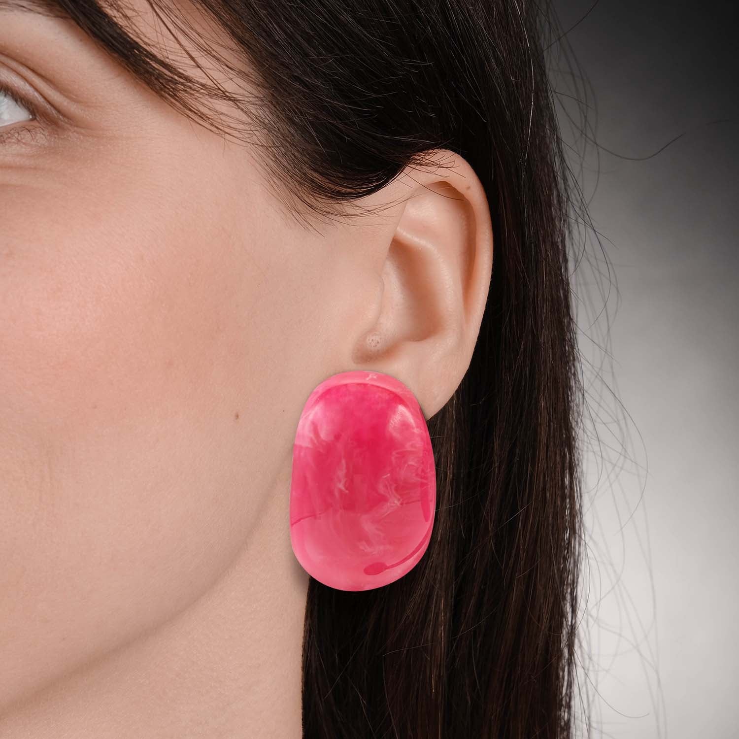 Pendientes de aro con clip de resina jaspeada fucsia Marjolaine