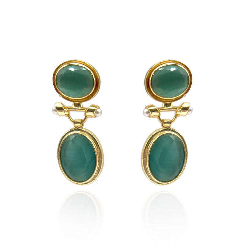 Boucles d'oreilles pendantes en laiton plaqué or avec double œil de chat vert et accents de perles