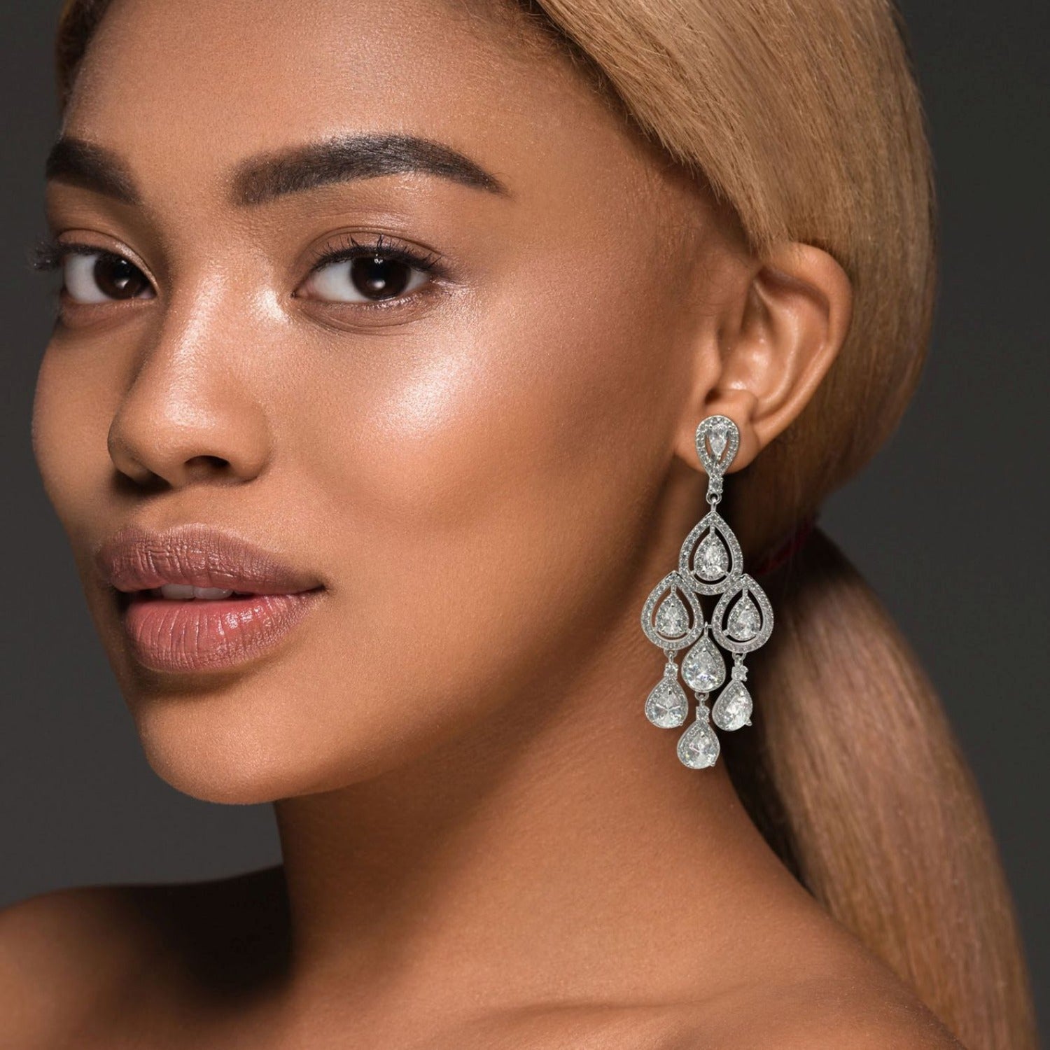 Pendientes de clip Delilah con cristales en forma de pera y engaste de rodio