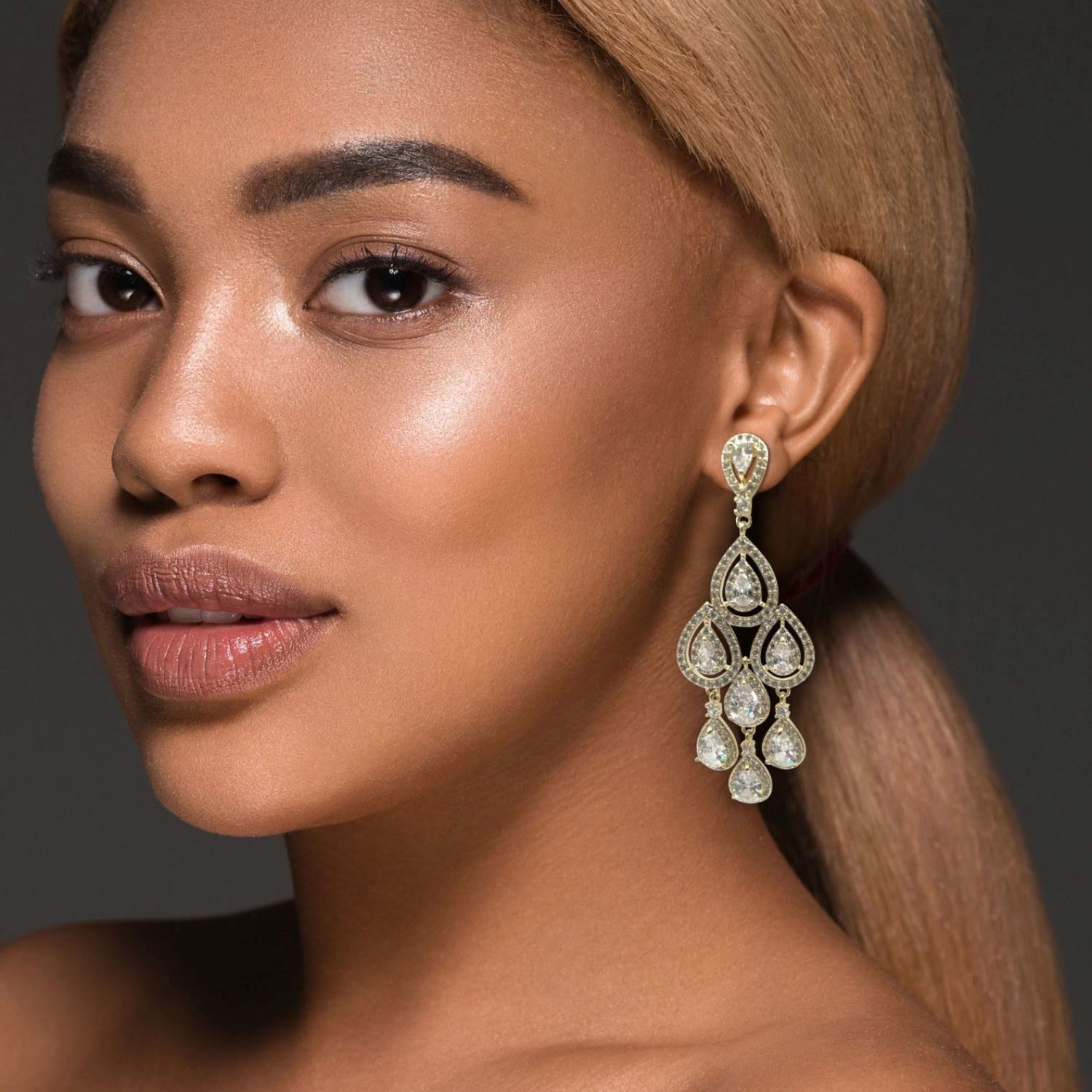 Pendientes de clip Delicia con cristales en forma de pera y baño de oro