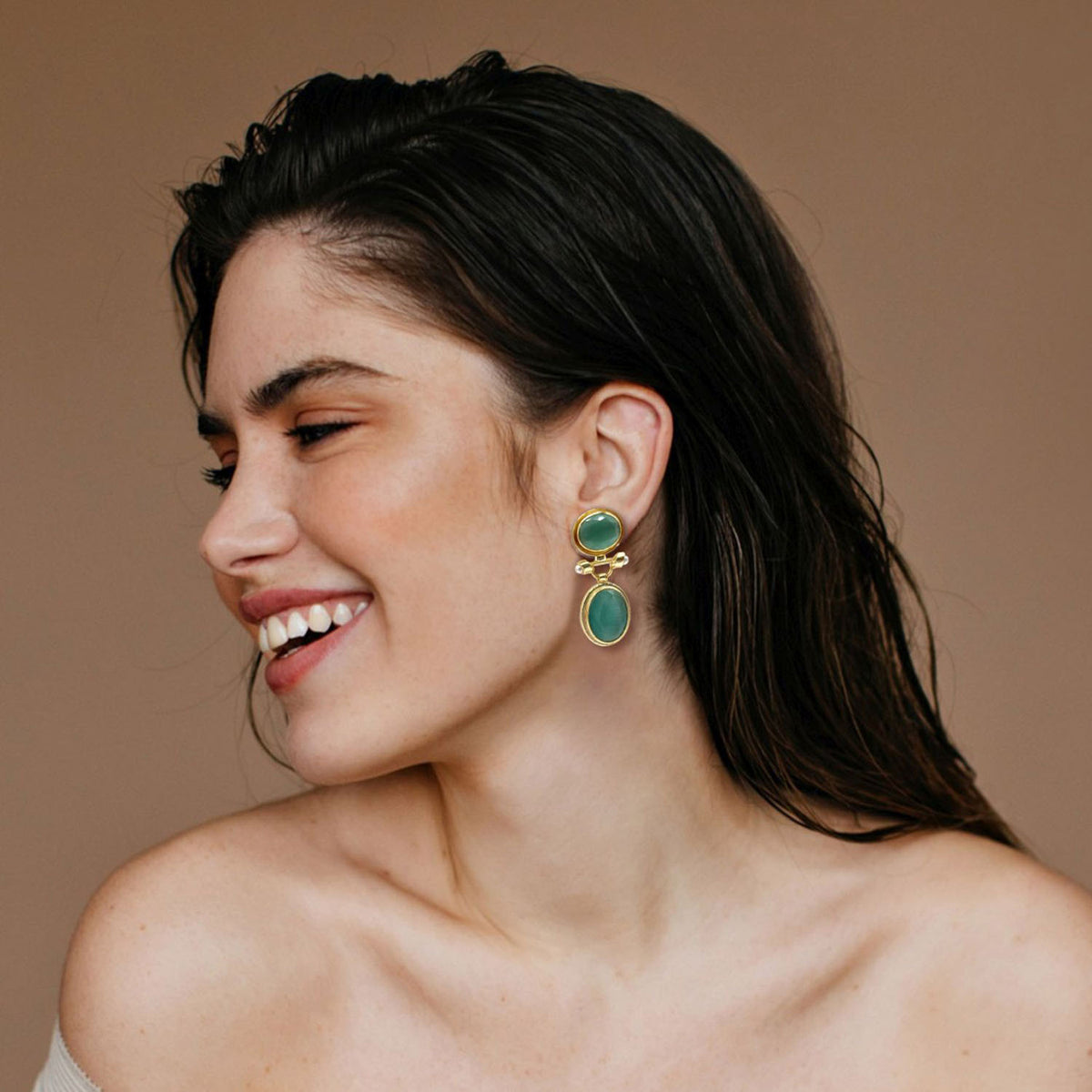 Boucles d'oreilles pendantes en laiton plaqué or avec double œil de chat vert et accents de perles