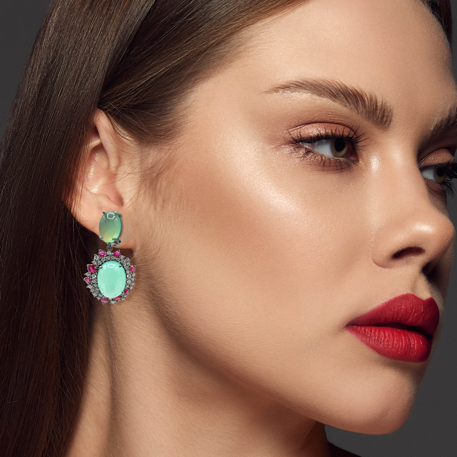 Pendientes Amedea de rodio negro con ópalo verde, rubí rosa y cristal transparente.