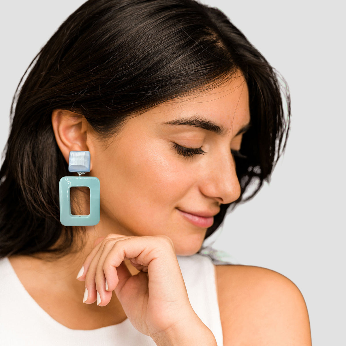 Boucles d'oreilles à clip avec dessus en résine carrée effet miroir et gouttes turquoise clair