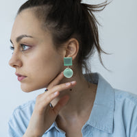 Boucles d'oreilles à clips en résine italienne avec dessus à facettes en miroir et gouttes en boule turquoise clair