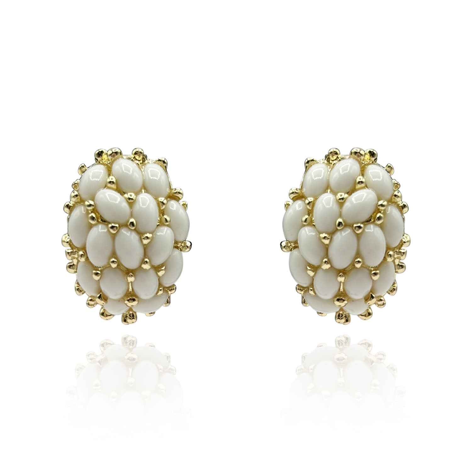 Pendientes de clip clásicos Apolline de latón dorado con cristales blancos y múltiples piedras