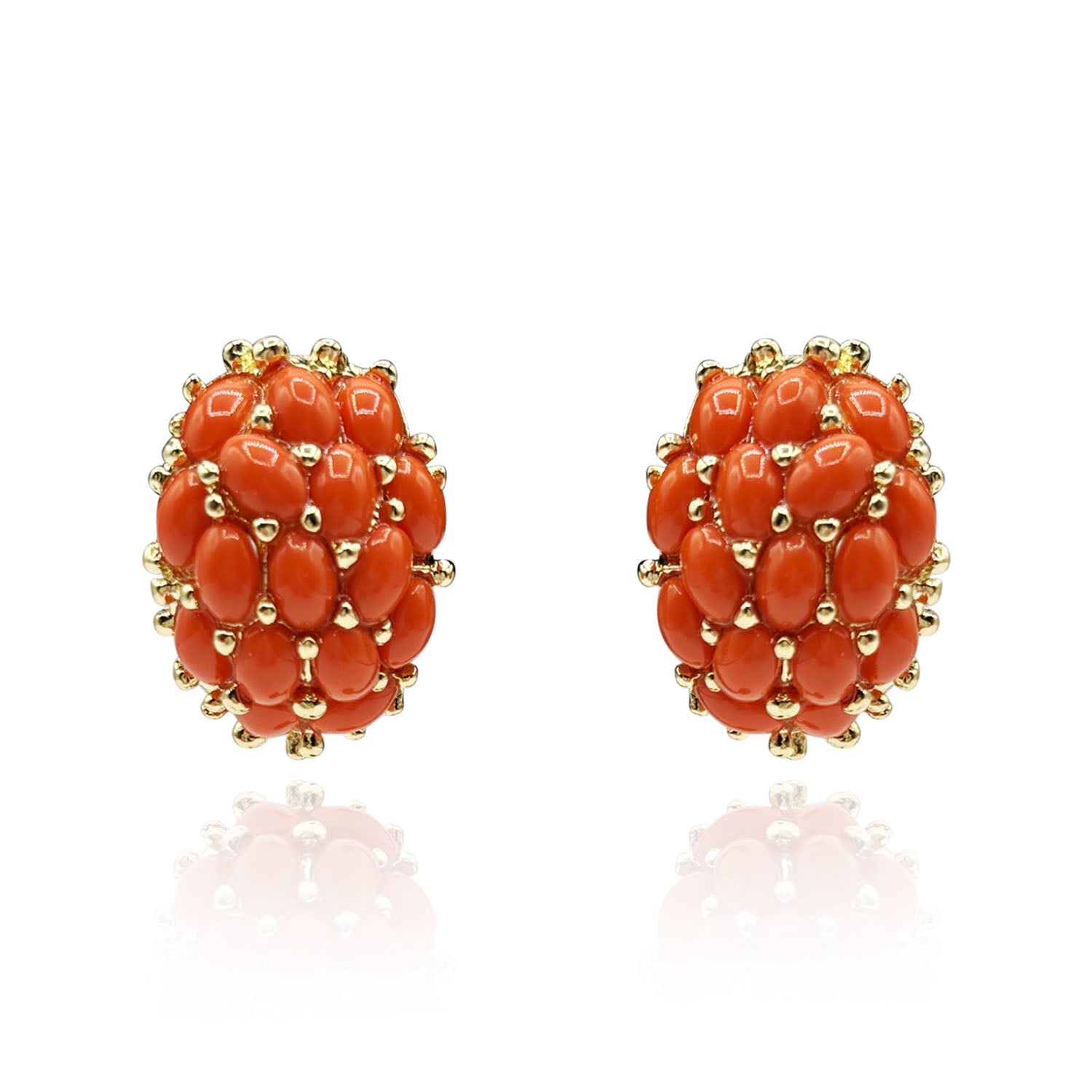 Pendientes de clip Clio con coral y múltiples piedras de cristal chapados en oro