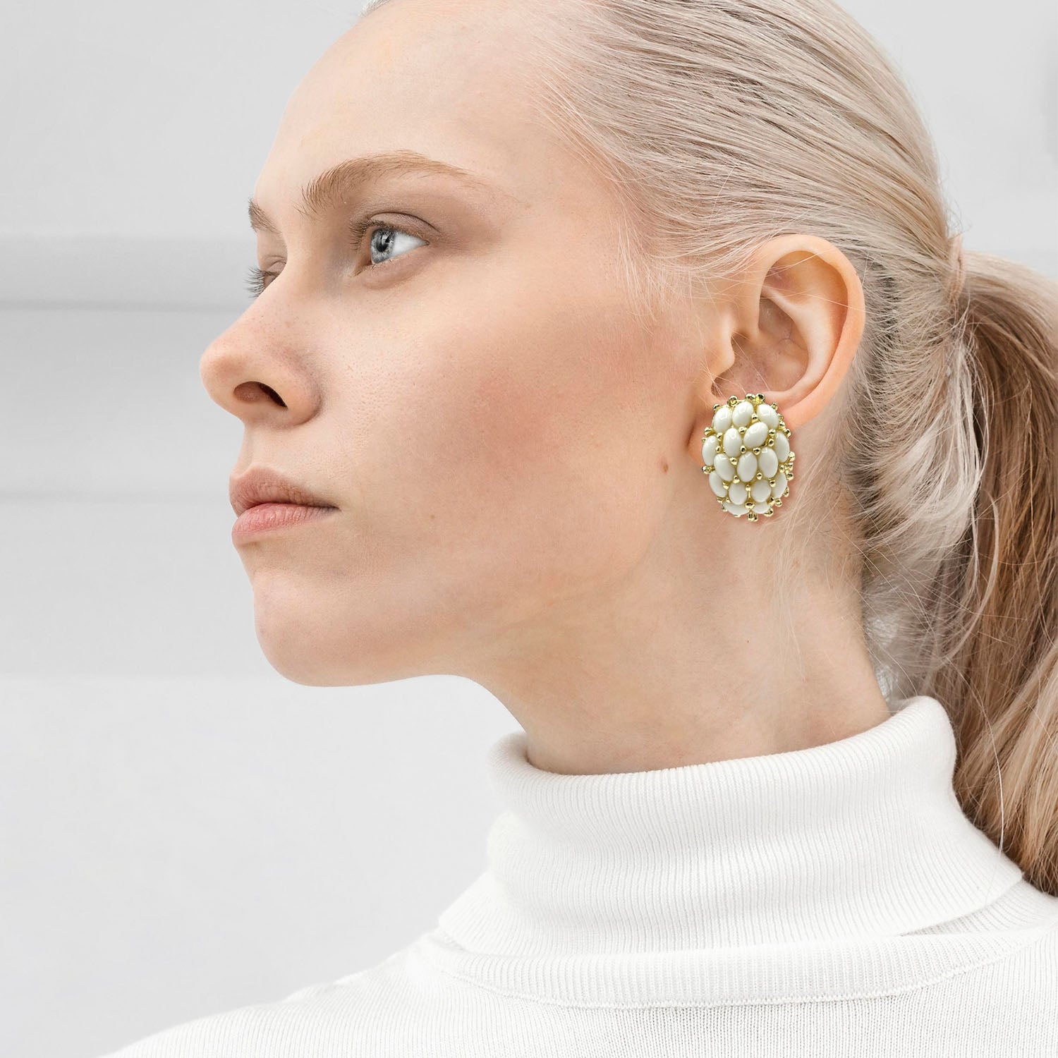 Pendientes de clip clásicos Apolline de latón dorado con cristales blancos y múltiples piedras