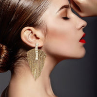 Boucles d'oreilles pendantes à clip en or de style déco avec des accents de cristal et de baguette de cristal