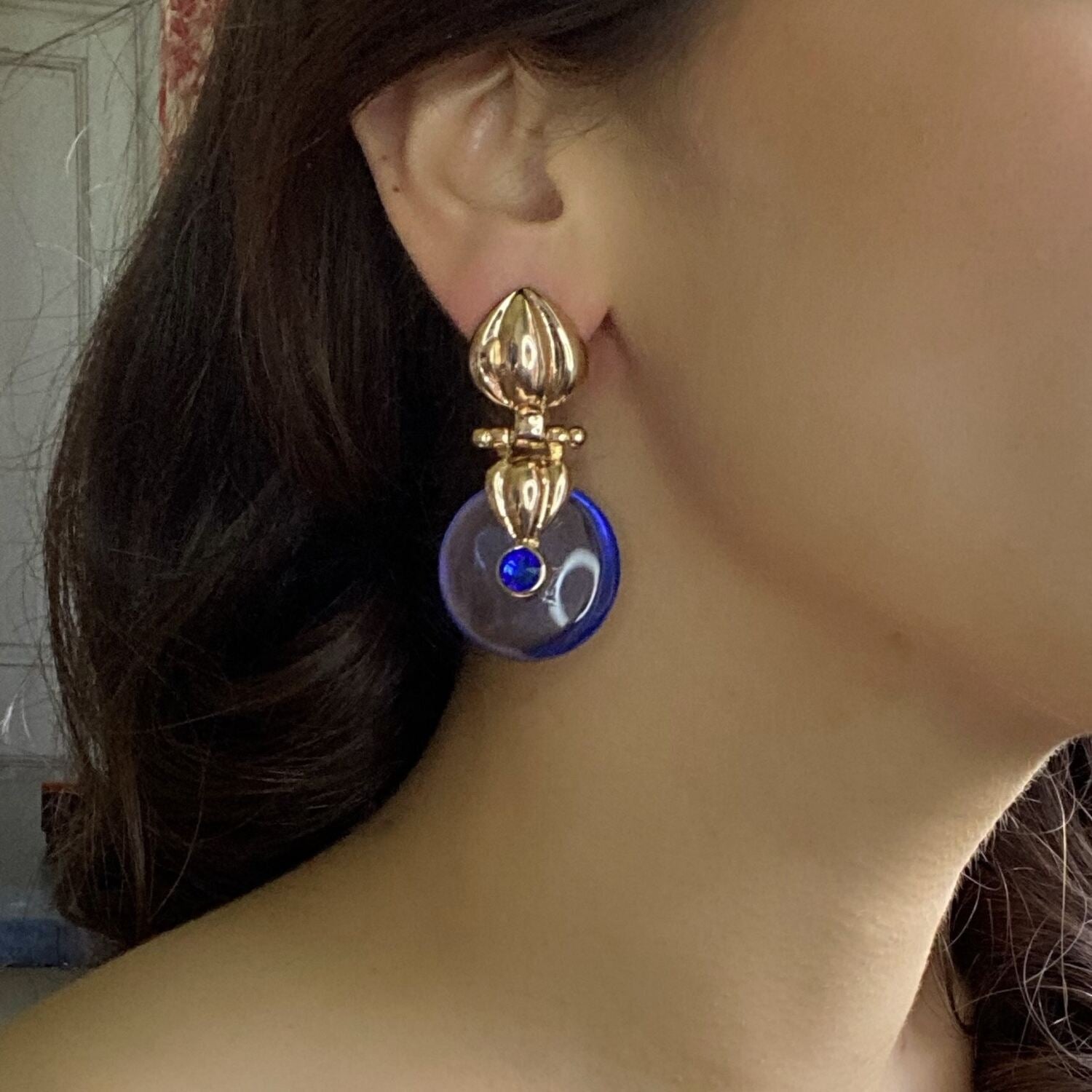 Pendiente colgante de oro Ghislaine con gota de resina de amatista