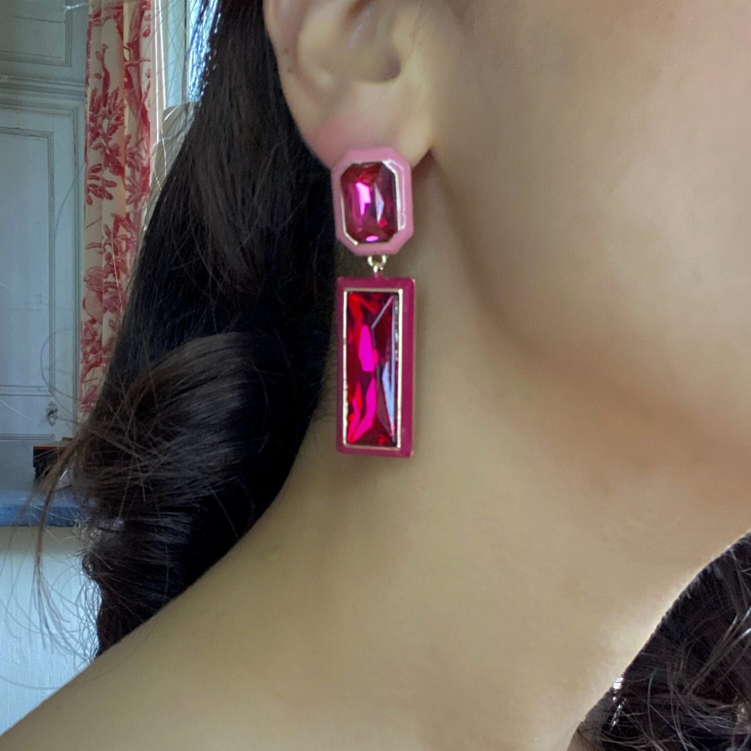 Pendientes Gioia de piedra de cristal rosa y fucsia con bordes de esmalte rosa y rojo