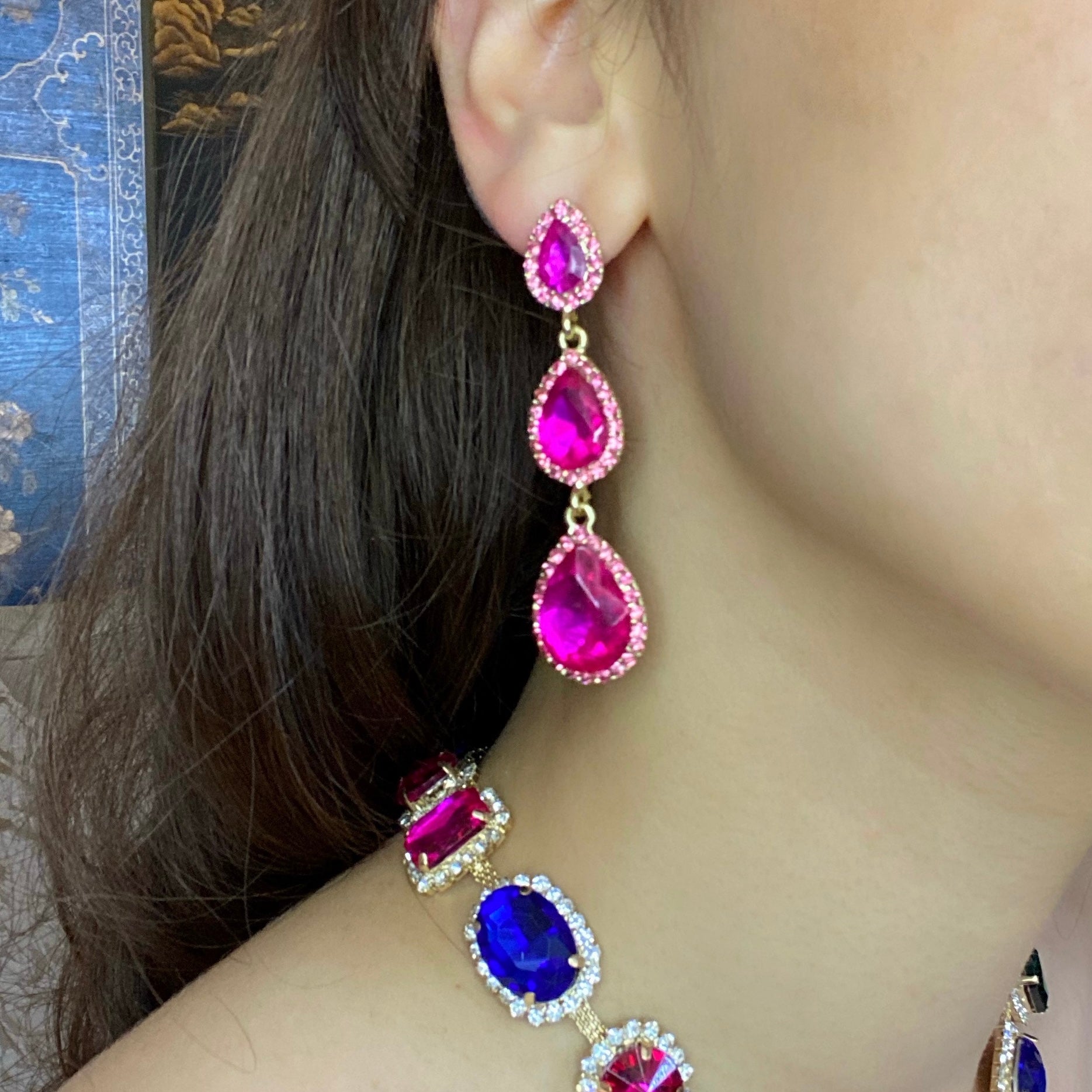 Pendientes colgantes de cristal fucsia con triple forma de pera de Giuseppa