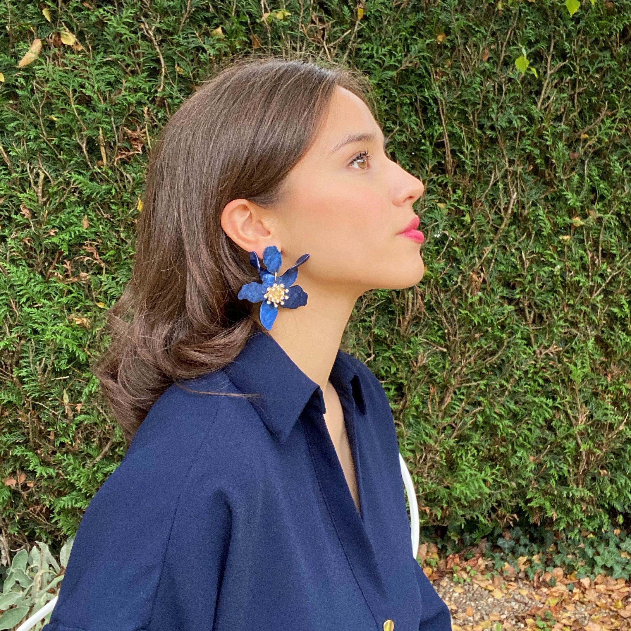 Pendientes colgantes de resina con diseño floral azul marino de Irene