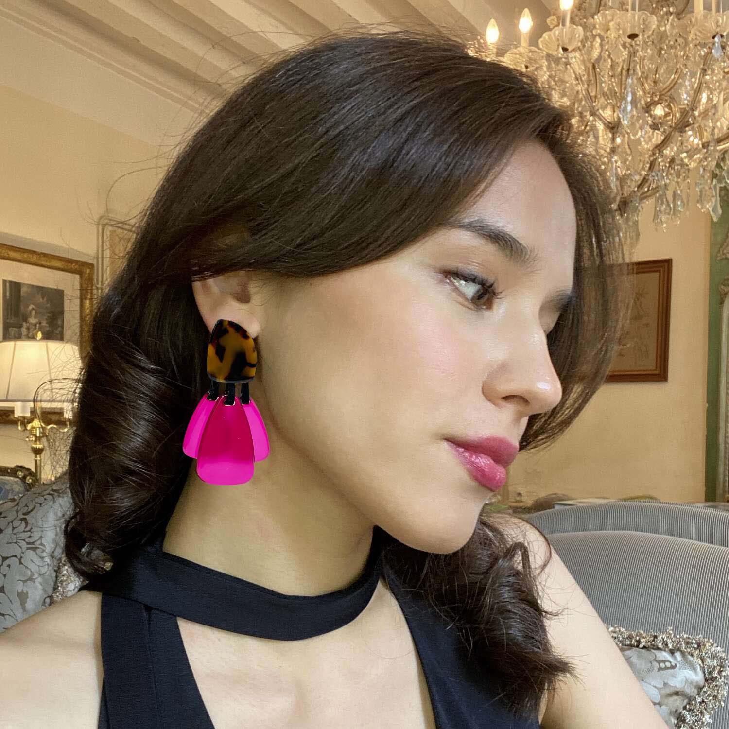 Pendientes Irina de resina con forma de tortuga y gotas fucsia